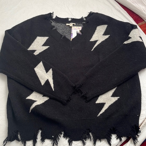 Eesome black and white lightning bolt distressed v-neck sweater - Picture 5 of 10